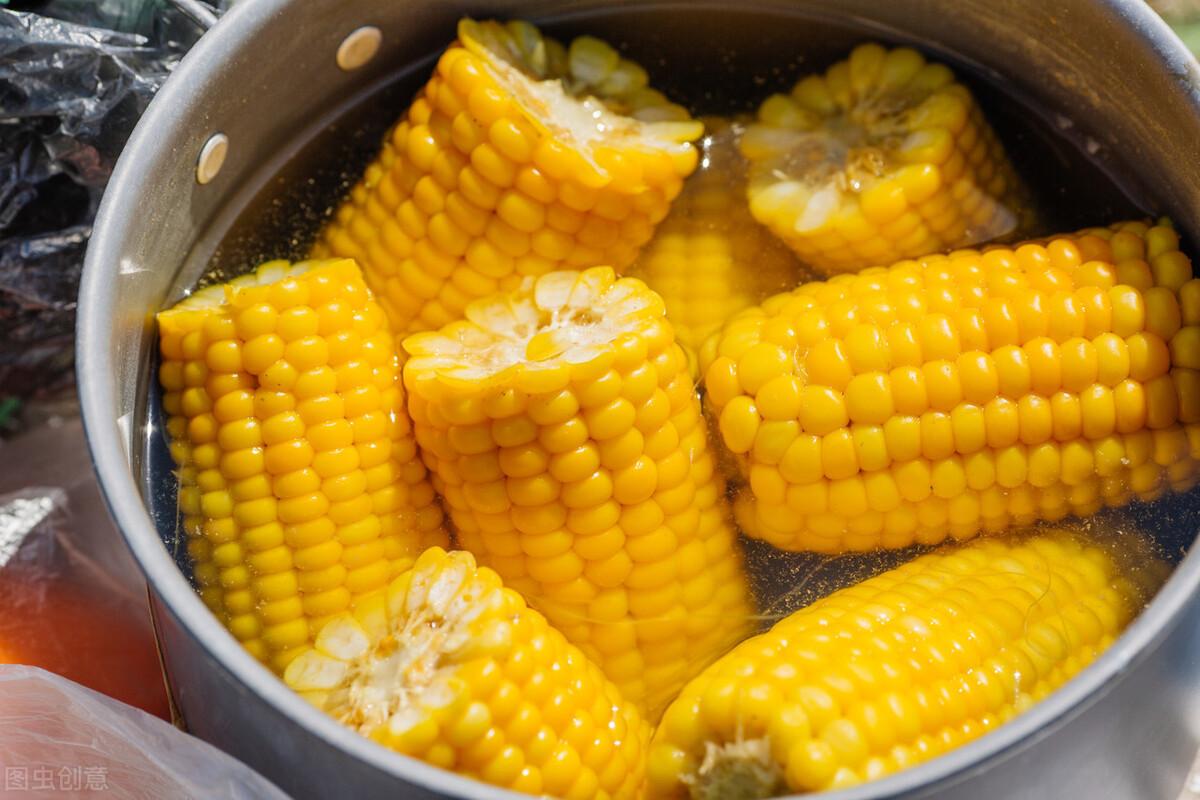 煮玉米时，别用清水煮了，多加这两样，煮好的玉米又香又甜又营养_小苏打