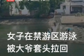 禁止游泳的地方游泳会怎么样，杭州女子在禁游区游泳被管理员大爷套住拉回