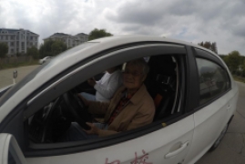 现在考驾照的年龄最大是多少岁，上海95岁老伯为老伴学开车已过科目一案例