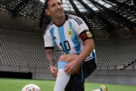 梅西刮胡子了，阿根廷半决赛宣传照发布梅西清爽亮相