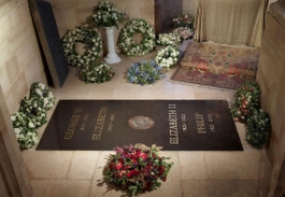 英国女王下葬在哪里，英国女王长眠地墓碑照片首次曝光