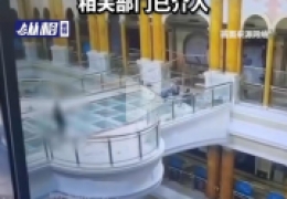 安装玻璃幕墙危险吗，上海一商场工人吊装玻璃时坠亡事故原因