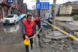 陕西安康暴雨最新消息，陕西安康持续暴雨致洪水漫入街道