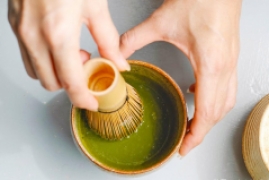 抹茶粉是什么做的健康吗，绿茶粉末的制作过程及功效作用科普