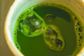 抹茶粉是什么做的健康吗，绿茶粉末的制作过程及功效作用科普