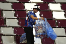 日本球迷捡垃圾是作秀吗，日本企业家怒斥日本球迷看台捡垃圾真相