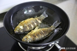 铁锅煎鱼怎么不粘锅不掉皮，在家用铁锅烧鱼不破皮不嘣油的3个窍门
