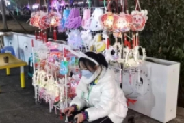 卖玩具一天能挣多少钱，四川11岁女孩寒假摆摊卖玩具半月赚1万